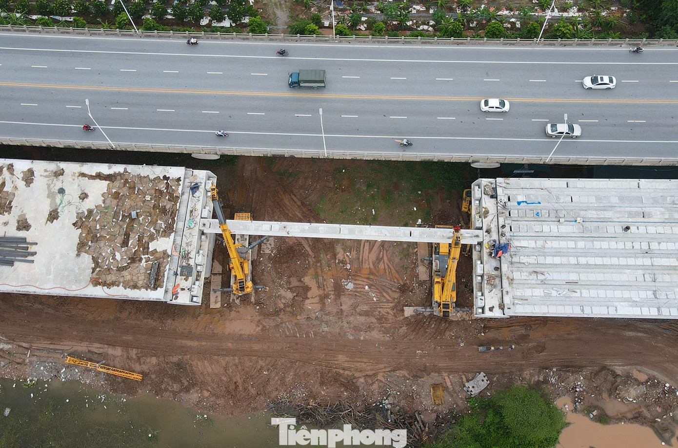 Cầu Vĩnh Tuy giai đoạn 2 được thiết kế vĩnh cửu bằng bê tông cốt thép và bê tông cốt thép dự ứng lực, chịu được động đất cấp 8. Vào ngày 23/7, sau hơn 18 tháng thi công, đoạn cầu dẫn trên cạn dài gần 2,2km đã cơ bản hoàn thành phần bệ thân trụ và bản mặt cầu.