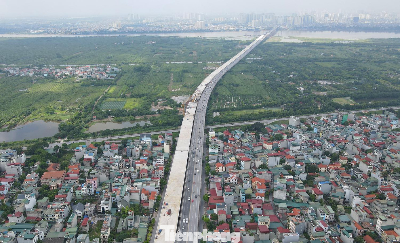 Đoạn cầu dẫn từ ngã tư giao cắt đường Cổ Linh (Long Biên, Hà Nội) đến sát đê sông Hồng có chiều dài gần 2,2km, thuộc dự án xây dựng cầu Vĩnh Tuy 2.