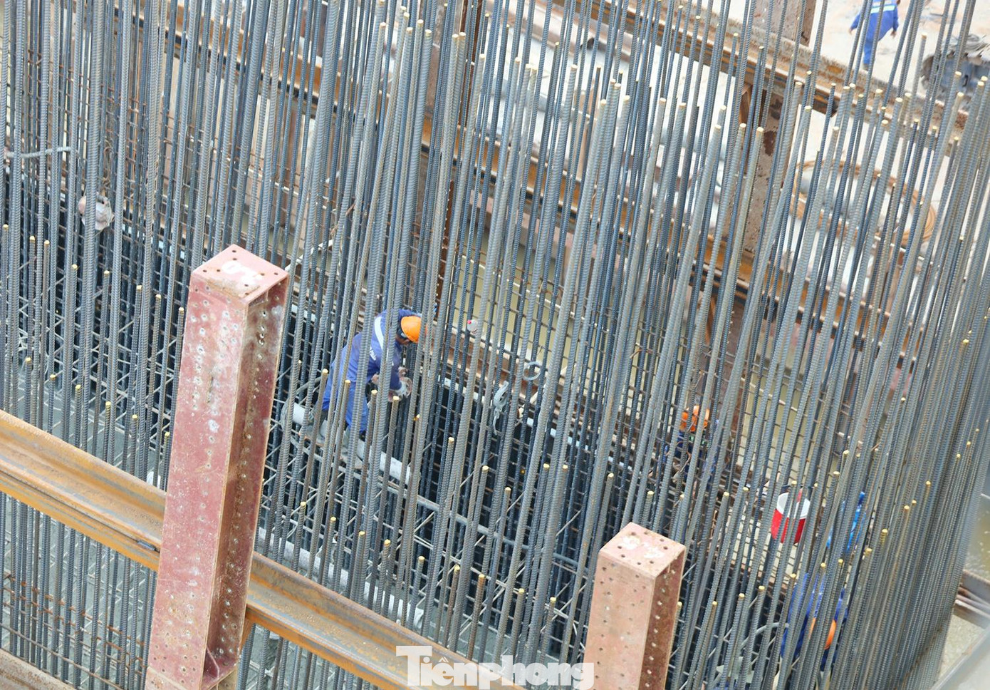 4 trụ dưới sông đã thi công xong kết cấu phần dưới và đang triển khai hạng mục kết cấu phần trên, dự kiến đến tháng 6/2023 sẽ cơ bản hoàn thành.