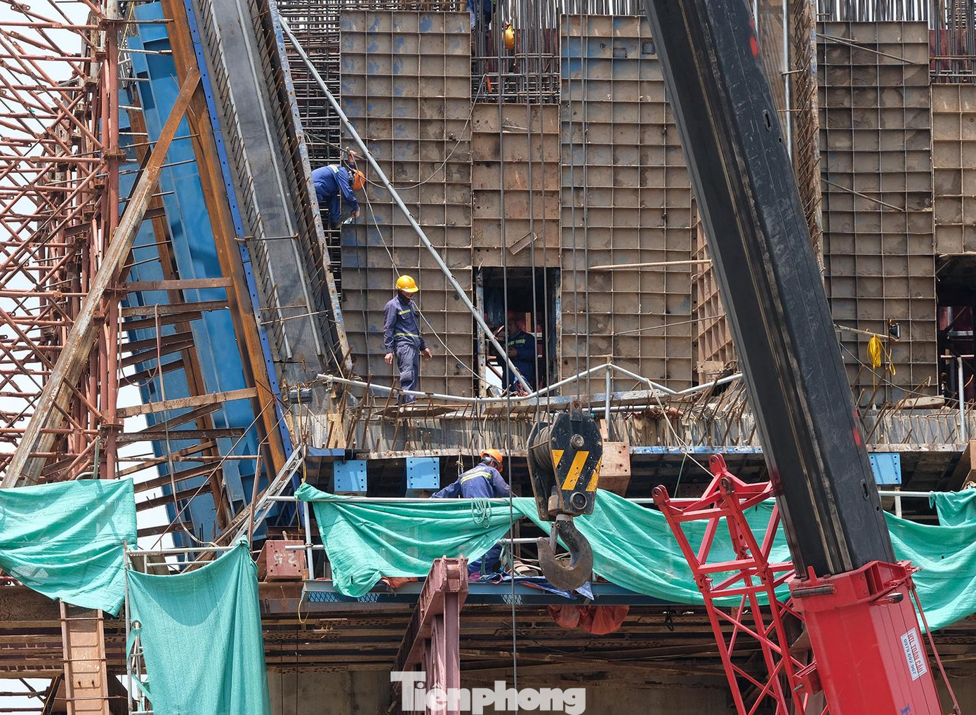 Gói thầu số 1 có chiều dài gần 1km, bao gồm 3 trụ trên bờ và 4 trụ dưới sông, đã thi công được khoảng gần 60% khối lượng công việc.