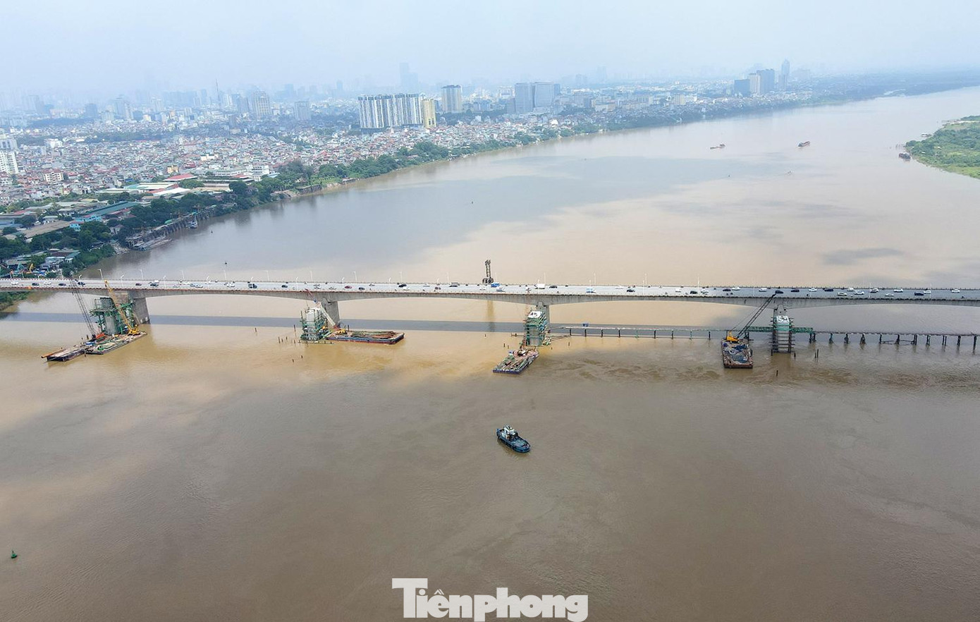 Hiện tại gói thầu số 1 thi công dưới lòng sông Hồng đã cơ bản hoàn thành thi công kết cấu phần dưới, các trụ dưới sông đã được đổ bê tông cốt thép.