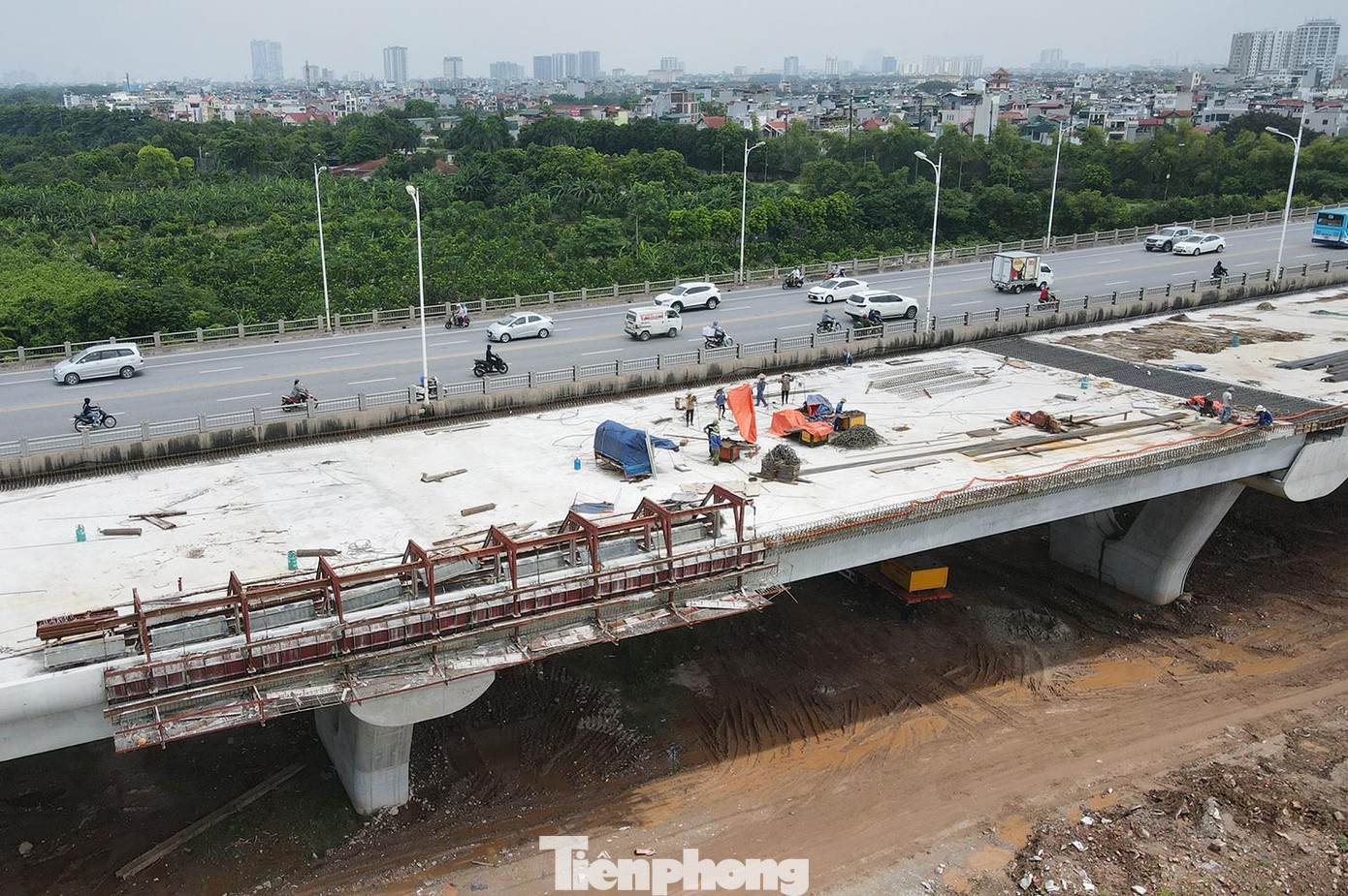 Ông Hoàng Đình Hiếu – Giám đốc điều hành gói thầu số 3 cầu Vĩnh Tuy giai đoạn 2 cho biết: “Chúng tôi đang tiến hành lao lắp những phiến dầm Super T đầu tiên trong tổng số 9 phiến dầm của nhịp 68-nhịp dẫn cuối cùng của đoạn cầu cạn Vĩnh Tuy giai đoạn 2. Đến thời điểm hiện tại, gói thầu số 3 đã hoàn thiện khoảng 90% khối lượng công việc, vượt tiến độ khoảng 6 tháng”