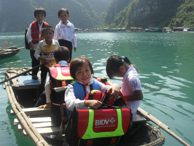 Trẻ tự chèo thuyền đến lớp học