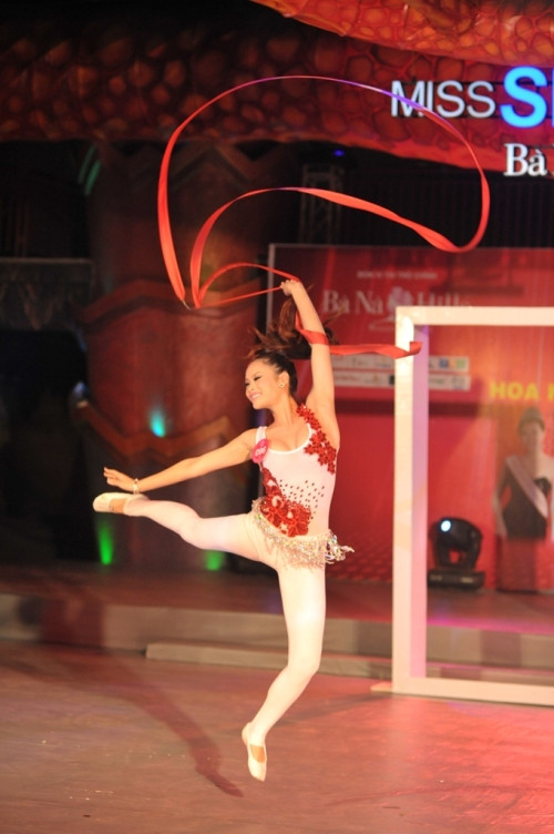 Lại Hương Thảo phần thi thể dục nghệ thuật với Lụa