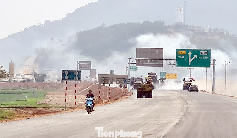 Bộ GTVT cam kết hoàn thành đưa vào khai thác 3 đoạn cao tốc Bắc - Nam trước 30/4 này. Ảnh thi công đoạn cao tốc Mai Sơn - Quốc lộ 45.