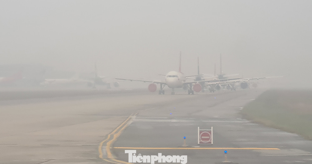 Sương mù che phủ sân bay Nội Bài, làm một số chuyến bay bị ảnh hưởng lịch khai thác (Ảnh: Phạm Thanh). Sương mù che phủ sân bay Nội Bài, làm một số chuyến bay bị ảnh hưởng lịch khai thác (Ảnh: Phạm Thanh).