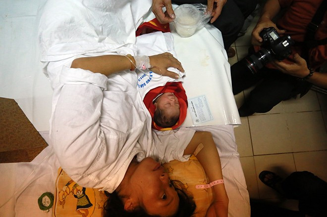 Toàn bộ kíp trực đều vui mừng khi ca đẻ thành công, mẹ tròn con vuông