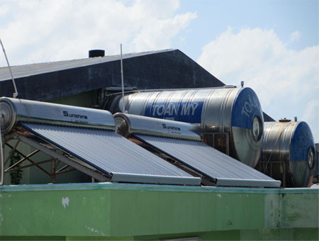Giàn nước nóng năng lương mặt trời dung tích 600 lít của Công ty TNHH Thủy sản Thông Thuận (Ninh Thuận). Giàn nước nóng năng lương mặt trời dung tích 600 lít của Công ty TNHH Thủy sản Thông Thuận (Ninh Thuận)