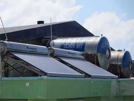 Giàn nước nóng năng lương mặt trời dung tích 600 lít của Công ty TNHH Thủy sản Thông Thuận (Ninh Thuận)
