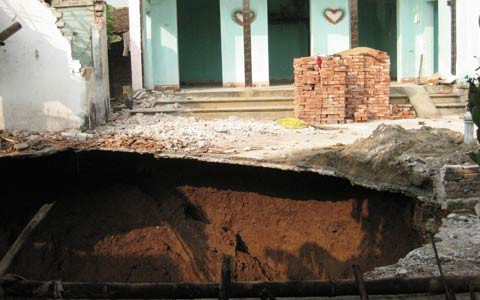 Ngay trước cửa căn nhà xuất hiện hố tử thần.