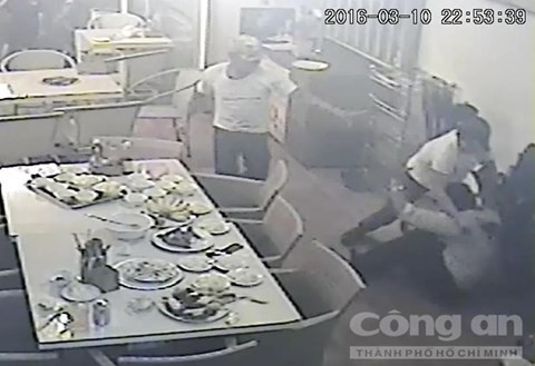 Chủ nhà hàng bị giang hồ chém tới tấp, khách chạy tán loạn ảnh 1