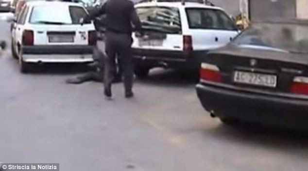 Phóng viên ghi hình đã hạ đo ván sau khi dính một cú đập bằng dây cáp của gã bác sỹ 