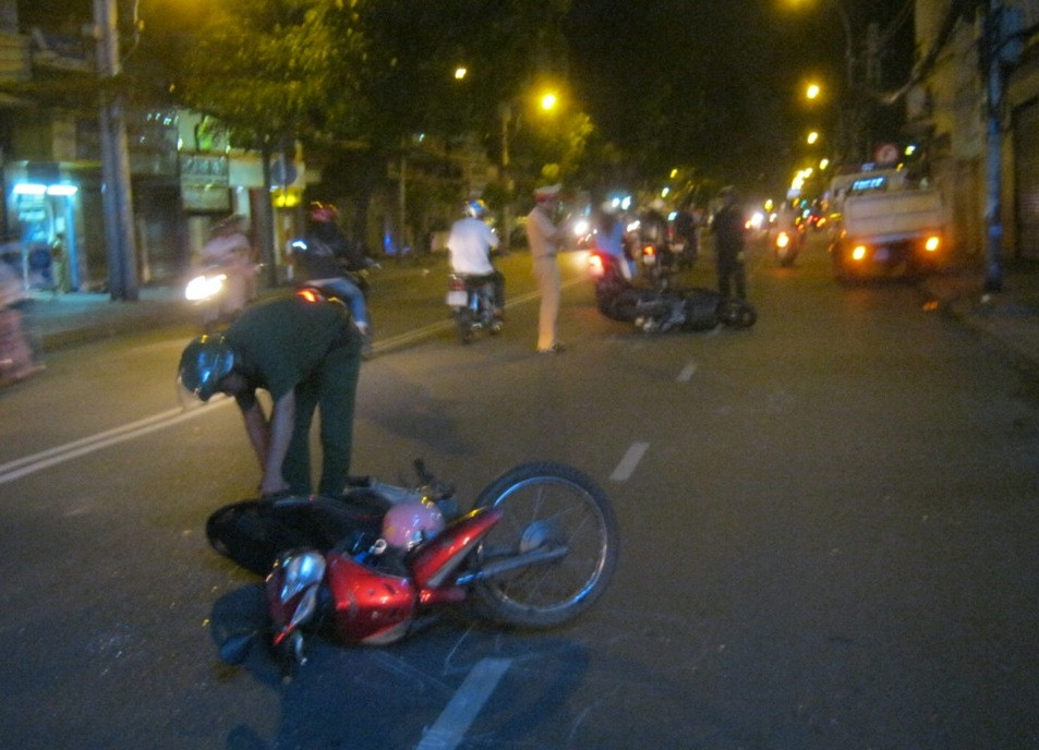 Hai xe máy của hai nạn nhân bị ngã văng giữa đường