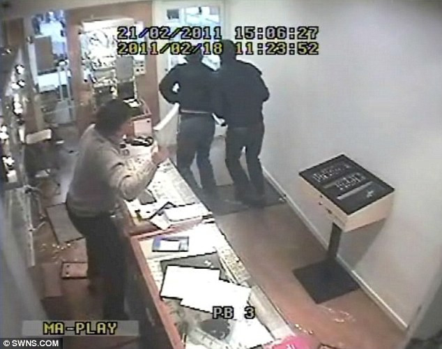 Hopper anh dũng tay không chống trả lại cướp