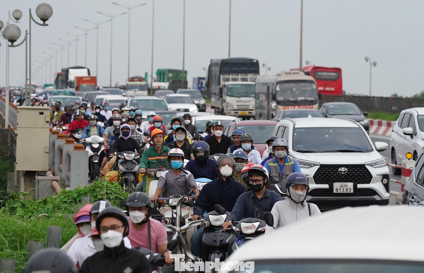 Trên Cầu Thanh Trì lượng xe ùn ứ hơn 1km