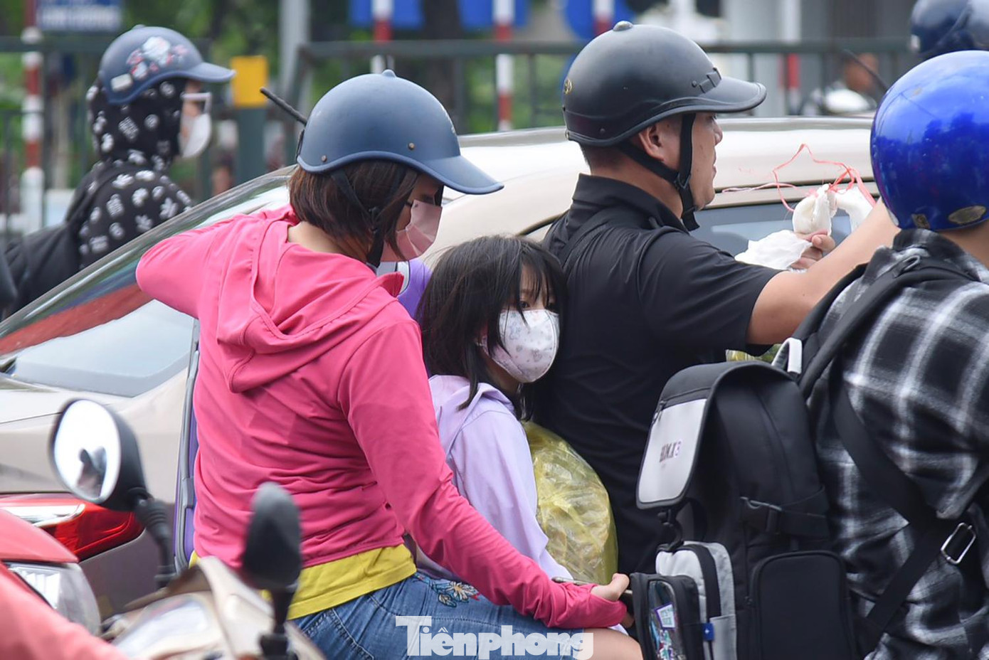 Một gia đình lỉnh kỉnh đồ đạc trở về Thủ đô