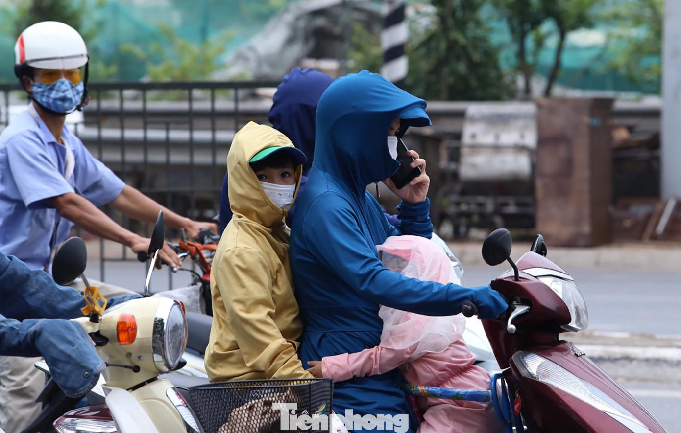 Nhiều em bé mệt mỏi vì hành trình trở lại thành phố. Ảnh chụp trên đường Giải Phóng