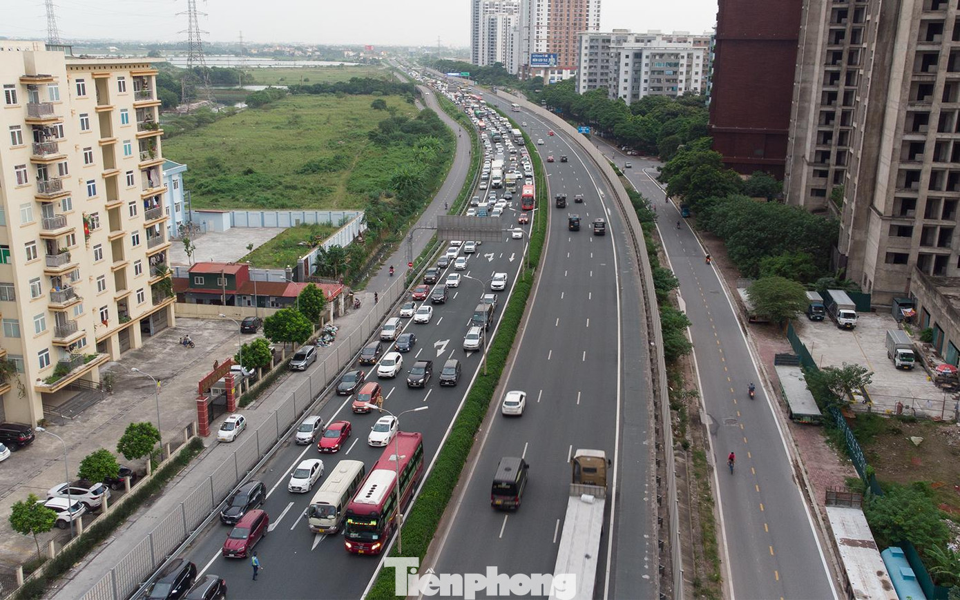 Tại điểm cuối cao tốc giao với đường Vành đai 3 trên cao vào TP Hà Nội ùn tắc cục bộ.