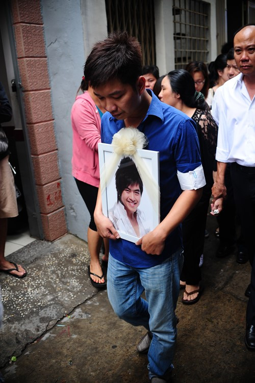 Người quản lý và cũng là người anh em thân thiết của nam ca sĩ cầm di ảnh