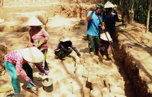 Khai quật phế tích tháp Chăm 1.000 năm ở Bình Định ảnh 1