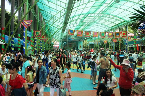 Khu vui chơi Sài Gòn quá tải người dân đi chơi lễ 30/4 ảnh 3