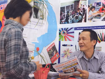 Anh Ong Văn Tùng trao đổi với một bạn trẻ về HIV . Ảnh: Thái Hà Anh Ong Văn Tùng trao đổi với một bạn trẻ về HIV