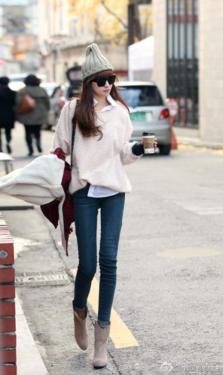 Cặp đôi chưa bao giờ lỗi mốt - quần jeans + áo sơ mi. Quần jeans - áo pull đem lại cho bạn vẻ năng động trẻ trung.