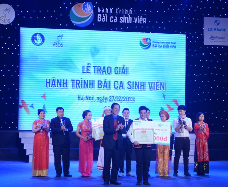 "Về Nghe Gió Kể" song Ca Đại học Ngoại Ngữ - Đại học Huế đạt giải Ba. "Về Nghe Gió Kể" song Ca Đại học Ngoại Ngữ - Đại học Huế đạt giải Ba.