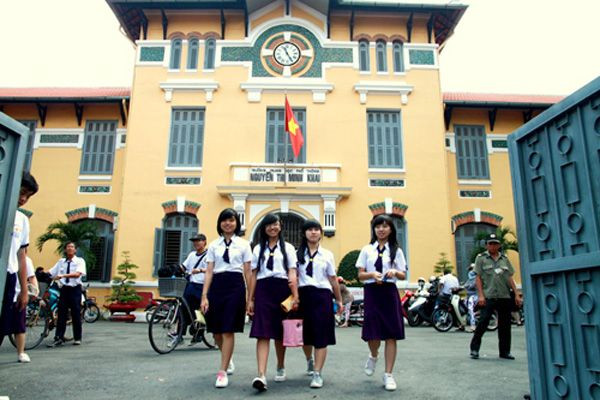 Trường THPT Nguyễn Thị Minh Khai, Q1, TPHCM chọn gam tím là màu sắc chủ đạo cho đồng phục học sinh