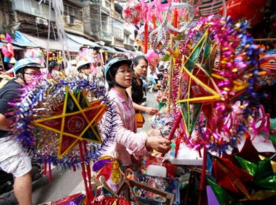 Đèn ông sao là thứ không thể thiếu trong dịp tết Trung thu. Đèn ông sao là thứ không thể thiếu trong dịp tết Trung thu