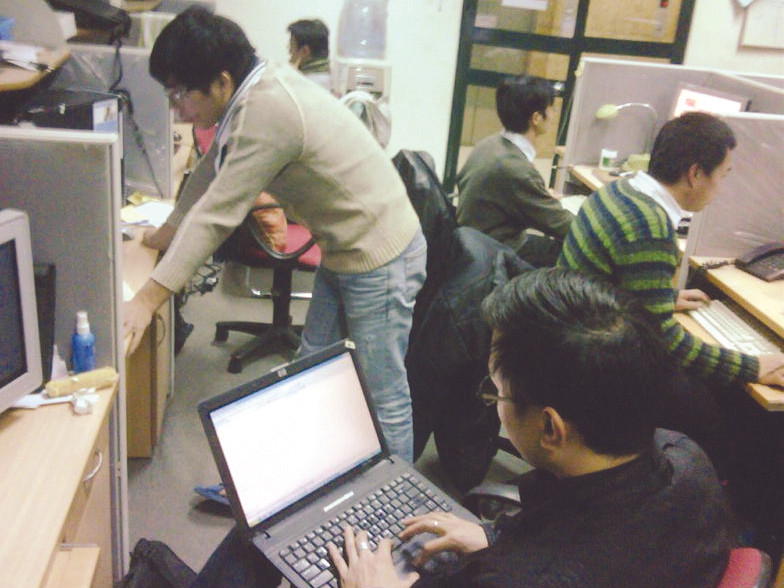 Nhóm kỹ thuật VietNamNet trực 24-7 để lùng tìm thủ phạm còn giấu mặt. Nhóm kỹ thuật VietNamNet trực 24-7 để lùng tìm thủ phạm còn giấu mặt