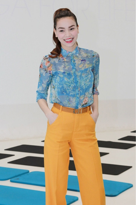 Hồ Ngọc Hà luôn cập nhật những xu hướng thời trang mới nhất ở mỗi mùa thời trang. Mùa hè này, cô đã nhanh chóng chọn mua chiếc áo sơ mi voan họa tiết xanh dịu mát nằm trong bộ sưu tập Xuân Hè 2013 của nhãn hiệu Zara để xuất hiện tại một sự kiện