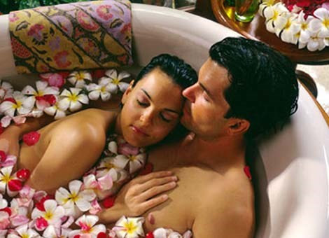 Nghệ thuật massage với nước. Hãy thư giãn cơ thể trong khi bạn đang tắm. Dòng nước không chỉ khiến cho tâm trí và cơ thể bạn trở nên thư giãn mà còn kích thích cảm giác hưng phấn lan tỏa như một dòng điện