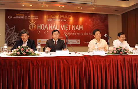 Chủ tọa buổi họp báo