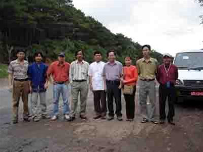 Các nhà văn đi Trại viết Tây Nguyên chụp ảnh trên đỉnh đèo An Khê (Sương Nguyệt Minh ngoài cùng bên trái, Văn Công Hùng ngoài cùng bên phải) Các nhà văn đi Trại viết Tây Nguyên chụp ảnh trên đỉnh đèo An Khê (Sương Nguyệt Minh ngoài cùng bên trái, Văn Công Hùng ngoài cùng bên phải)