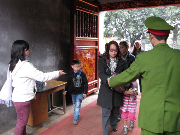 Buổi chiều 5-2, Văn Miếu - Quốc Tử Giám bán vé trở lại dù trước có thông báo mở cửa tự do trong ngày hội Thơ