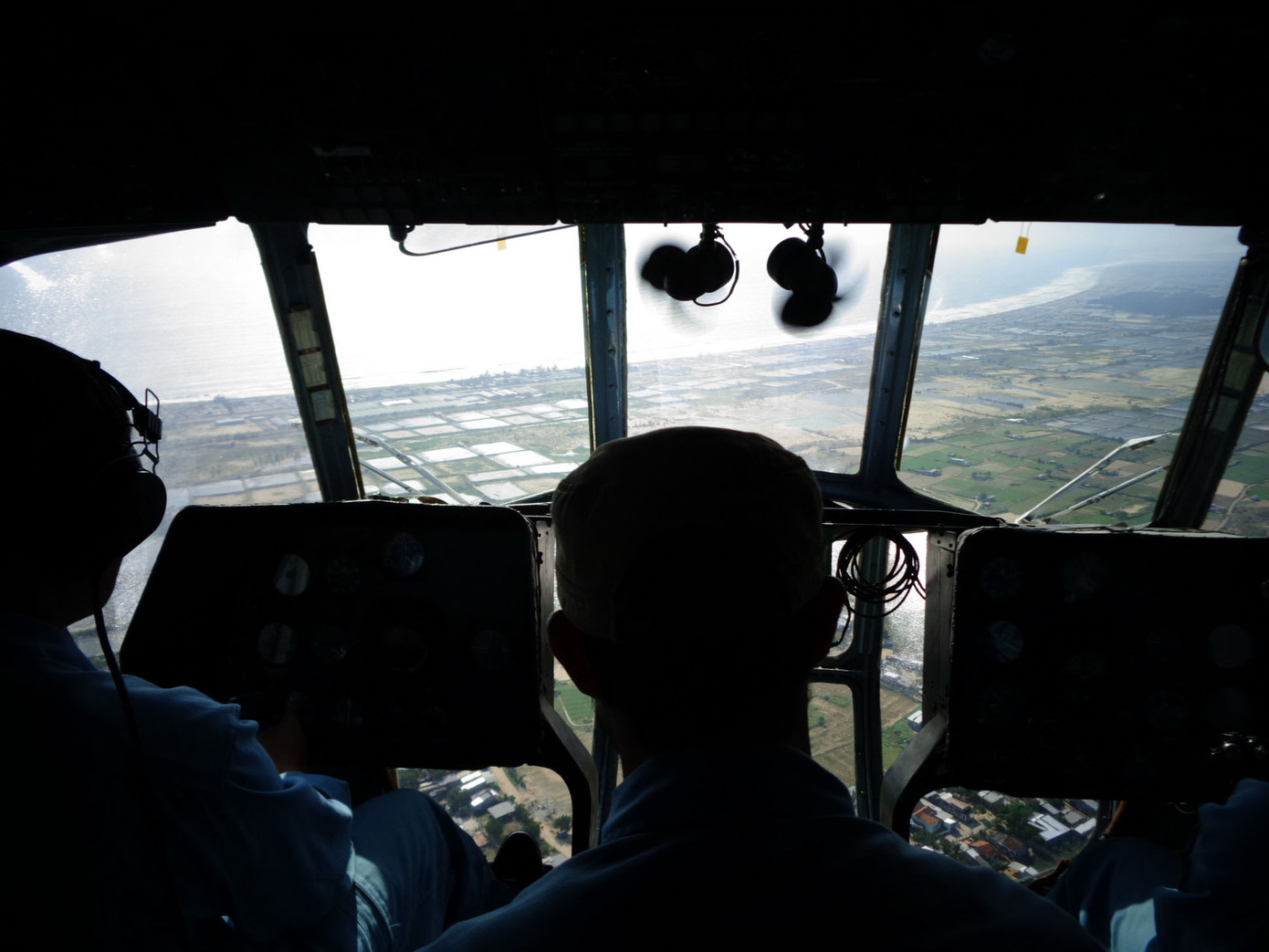 1. Tổ bay làm nhiệm vụ gồm thiếu tá Ngô Hồng Sơn-phi đội trưởng, lái chính, thiếu tá Lưu Công Bằng-dẫn đường kiêm phi công, đại úy chuyên nghiệp Nguyễn Trọng Cương-cơ giới trên không, trên đường bay ra đảo Phú Quý từ sân bay Thành Sơn. Bờ biển Phan Rang mở rộng tầm mắt dưới cánh bay trực thăng. (ảnh 1)