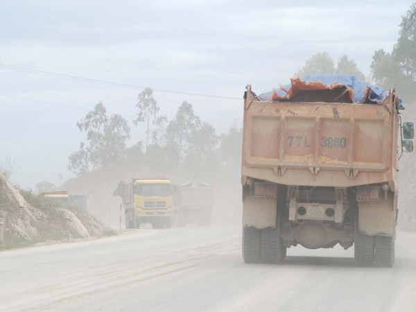 Bụi trên đường vào dự án ở Đà Nẵng