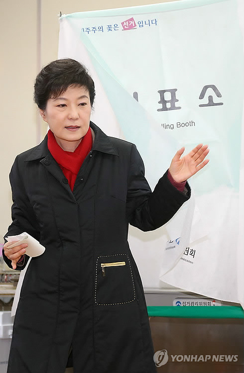 Bà Park Geun-Hye cầm lá phiếu bầu cử trên tay 