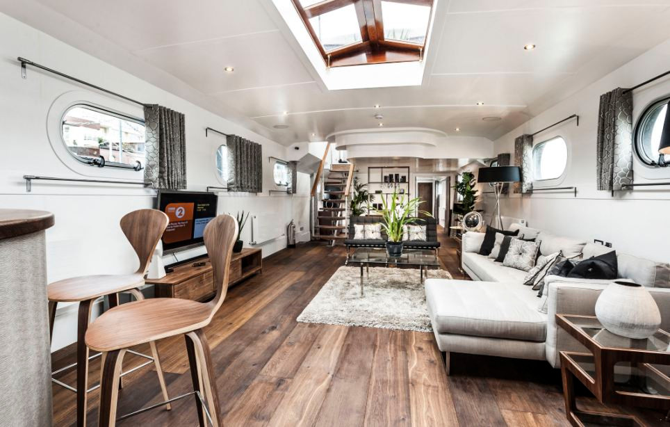 Không gian phòng khách sang trọng với bàn ghế gỗ, tivi 40inch HD