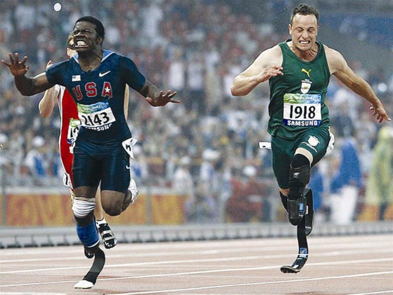 Oscar Pistorius (phải) vượt qua Jerome Singleton trên đường chạy 100m Oscar Pistorius (phải) vượt qua Jerome Singleton trên đường chạy 100m