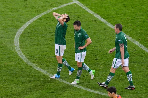 Ireland là đội đầu tiên về nước