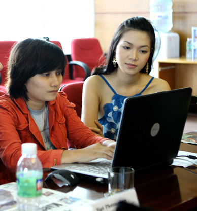 Hoa hậu Thùy Dung (phải) trả lời câu hỏi của bạn đọc.