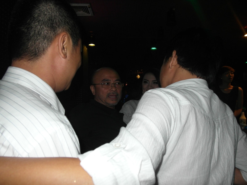 Đi bar một mình nhưng dường như vị nhạc sĩ này không hề cô độc. Có rất nhiều khách nhận ra ông, đến chào....