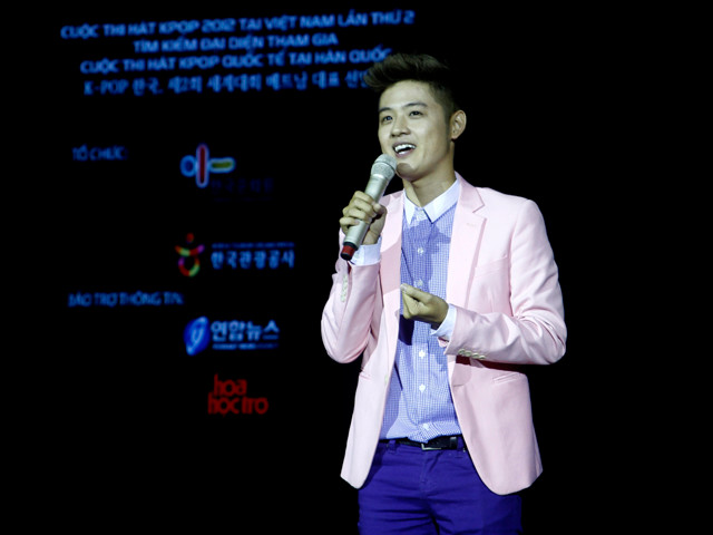 Thanh Duy xuất hiện với trang phục lịch lãm mà không kém phần trẻ trung