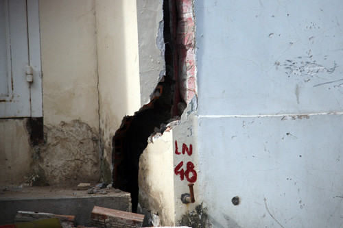 "Mặc dù đã nhiều lần mang đơn cầu cứu chính quyền địa phương và phía đơn vị thi công nhưng chúng tôi vẫn chưa được giải quyết tới nơi tới chốn", ông Nguyên nói.