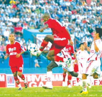 B. Bình Dương (đỏ) sẽ gặp Navibank SG ở vòng 14 