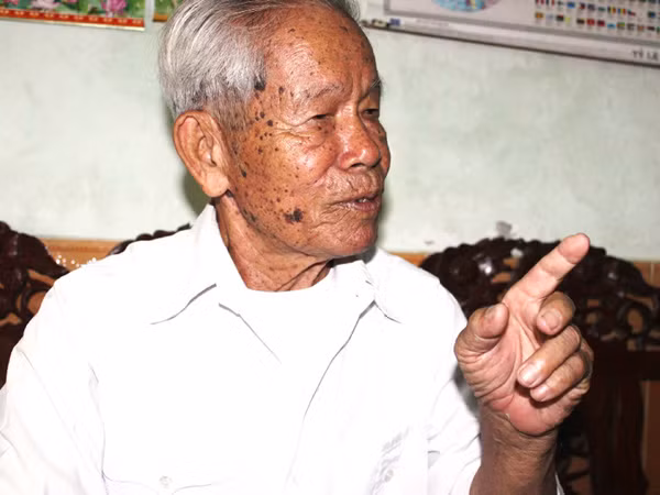 Ông Nhuận hồi tưởng nhưng chuyến tàu không số. Ảnh: Nguyễn Huy. Ông Nhuận hồi tưởng nhưng chuyến tàu không số Ảnh: Nguyễn Huy