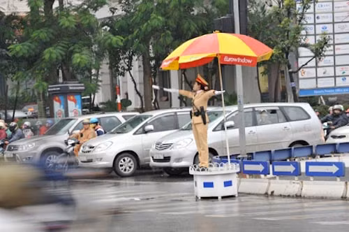 Hình ảnh Huyền khi đứng bục ở ngã tư Nguyễn Chí Thanh - Kim Mã