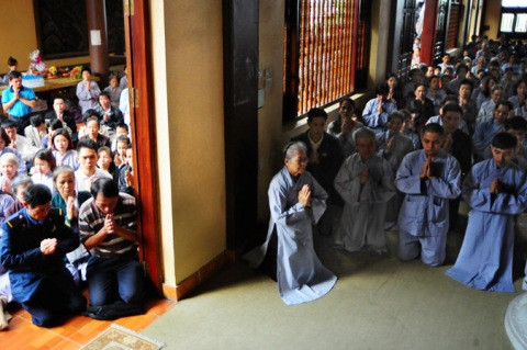 Do quá đông phật tử, nhiều người không vào được bên trong phải ngồi bên ngoài hành lang vái vọng vào